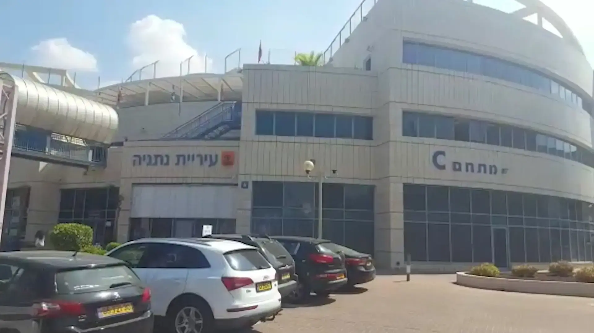 המשטרה פשטה על משרדי עיריית נתניה, ארבעה חשודים עוכבו לחקירה