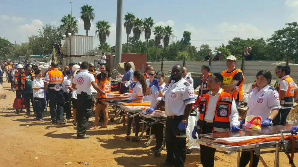 היערכות לפינוי פצועים  אתר קריסת בניין רמת החייל 