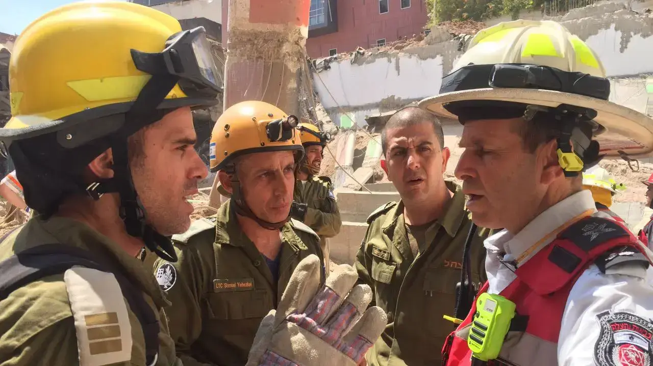 תמונה של כוחות פקע"ר מזירת קריסת תקרת החניון בביה"ח אסותא