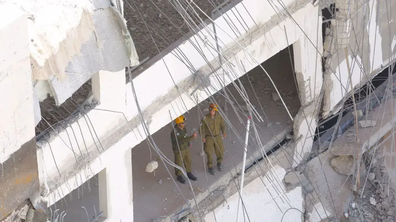 חילוץ פצועים  - זירת קריסת בניין ברמת החייל 
