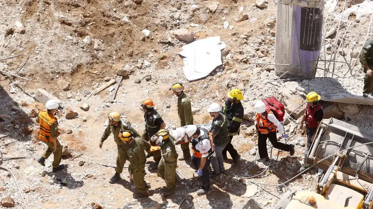 זירת חילוץ פצועים - קריסת הבניין ברמת החייל זירת חילוץ פצועים - קריסת הבניין ברמת החייל