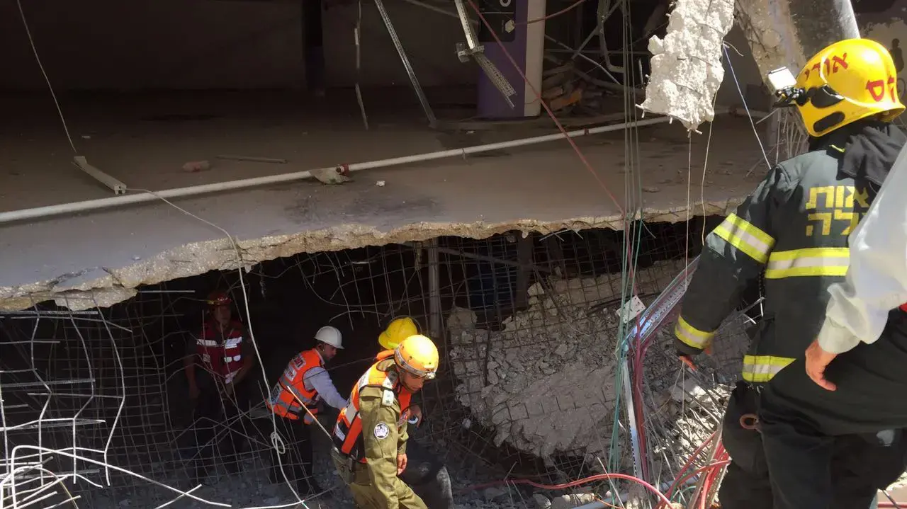 זירת הקריסה בחניון ביה"ח אסותא ברמת החייל זירת הקריסה בחניון ביה"ח אסותא ברמת החייל