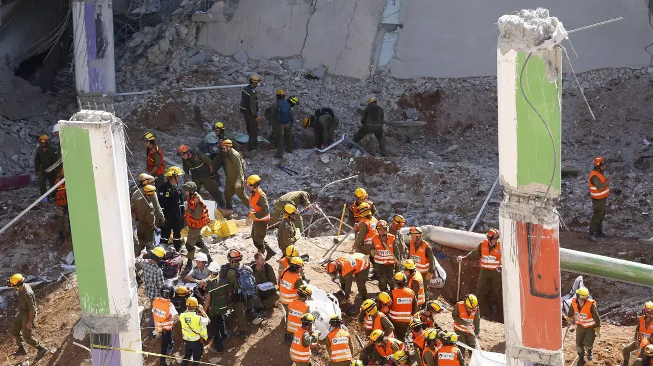 צוותי חילוץ בזירת קריסת החניון ברמת החייל. תל אביב, 5 בספטמבר 2016 צוותי חילוץ בזירת קריסת החניון ברמת החייל. תל אביב, 5 בספטמבר 2016