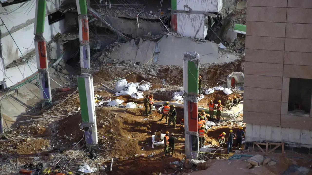 צוותי חילוץ בזירת קריסת החניון ברמת החייל. תל אביב, 5 בספטמבר 2016