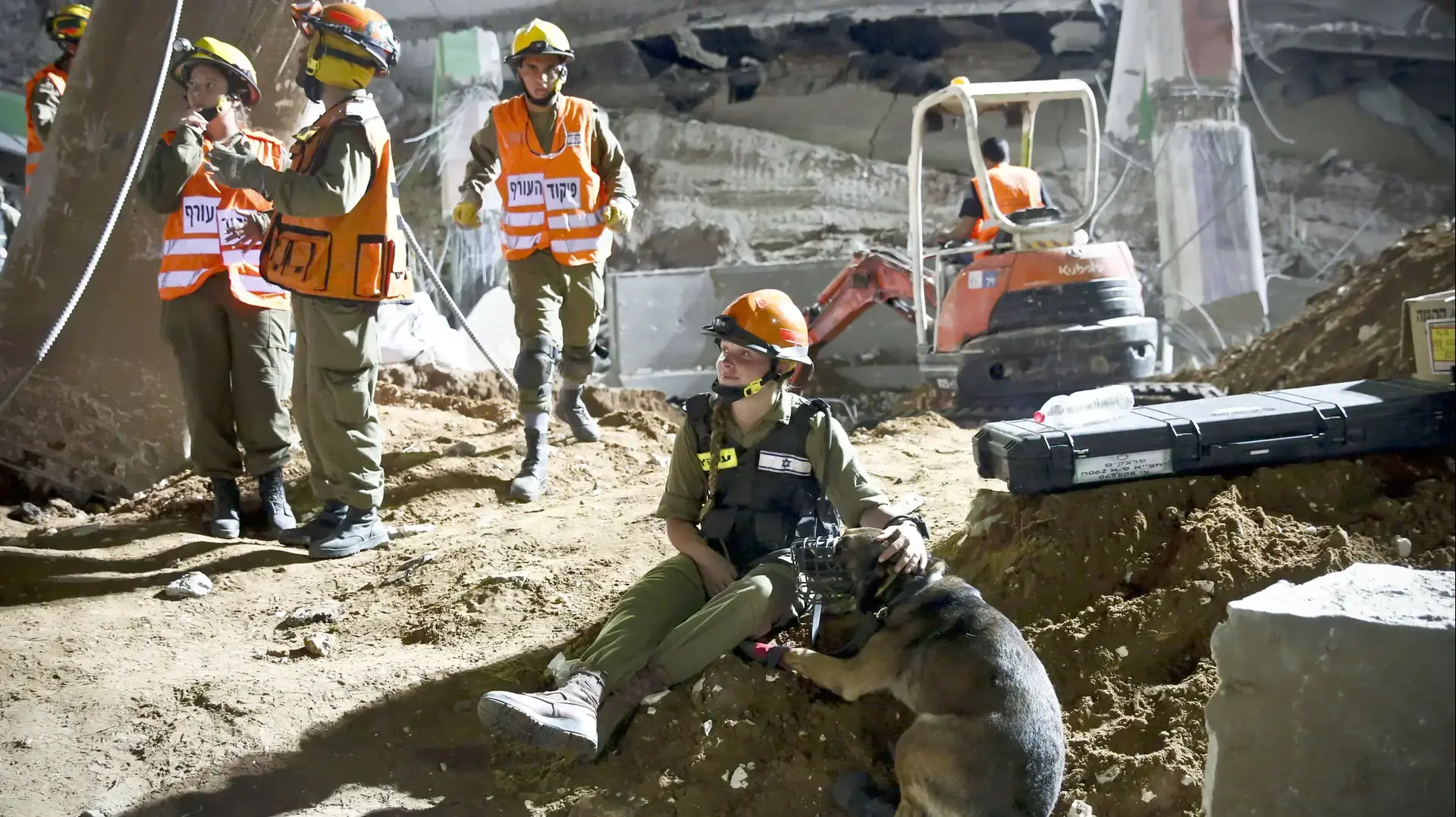 כלב יחידת עוקץ עם צוותי חילוץ בזירת קריסת החניון ברמת החייל. תל אביב, 5 בספטמבר 2016