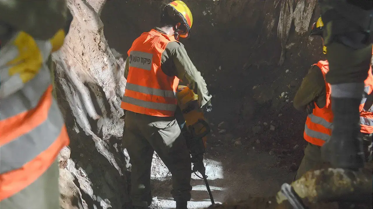 כוחות החילוץ של פיקוד העורף בפעילות לילית באתר קריסת החניון ברמת החייל שבתל אביב. 6 בספטמבר 2016 כוחות החילוץ של פיקוד העורף בפעילות לילית באתר קריסת החניון ברמת החייל שבתל אביב. 6 בספטמבר 2016