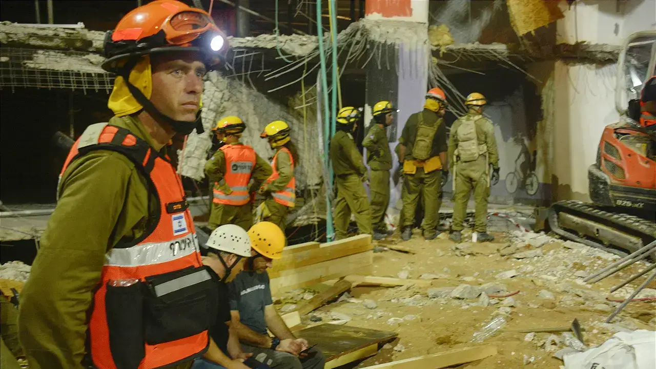 כוחות החילוץ של פיקוד העורף בפעילות לילית באתר קריסת החניון ברמת החייל שבתל אביב. 6 בספטמבר 2016 כוחות החילוץ של פיקוד העורף בפעילות לילית באתר קריסת החניון ברמת החייל שבתל אביב. 6 בספטמבר 2016
