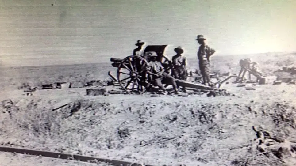 פרשים אוסטרלים עם שלל של תותח גרמני ופגזים, שלקחו אחרי כיבוש תחנת הרכבת בצמח, בספטמבר 1918 פרשים אוסטרלים עם שלל של תותח גרמני ופגזים, שלקחו אחרי כיבוש תחנת הרכבת בצמח, בספטמבר 1918