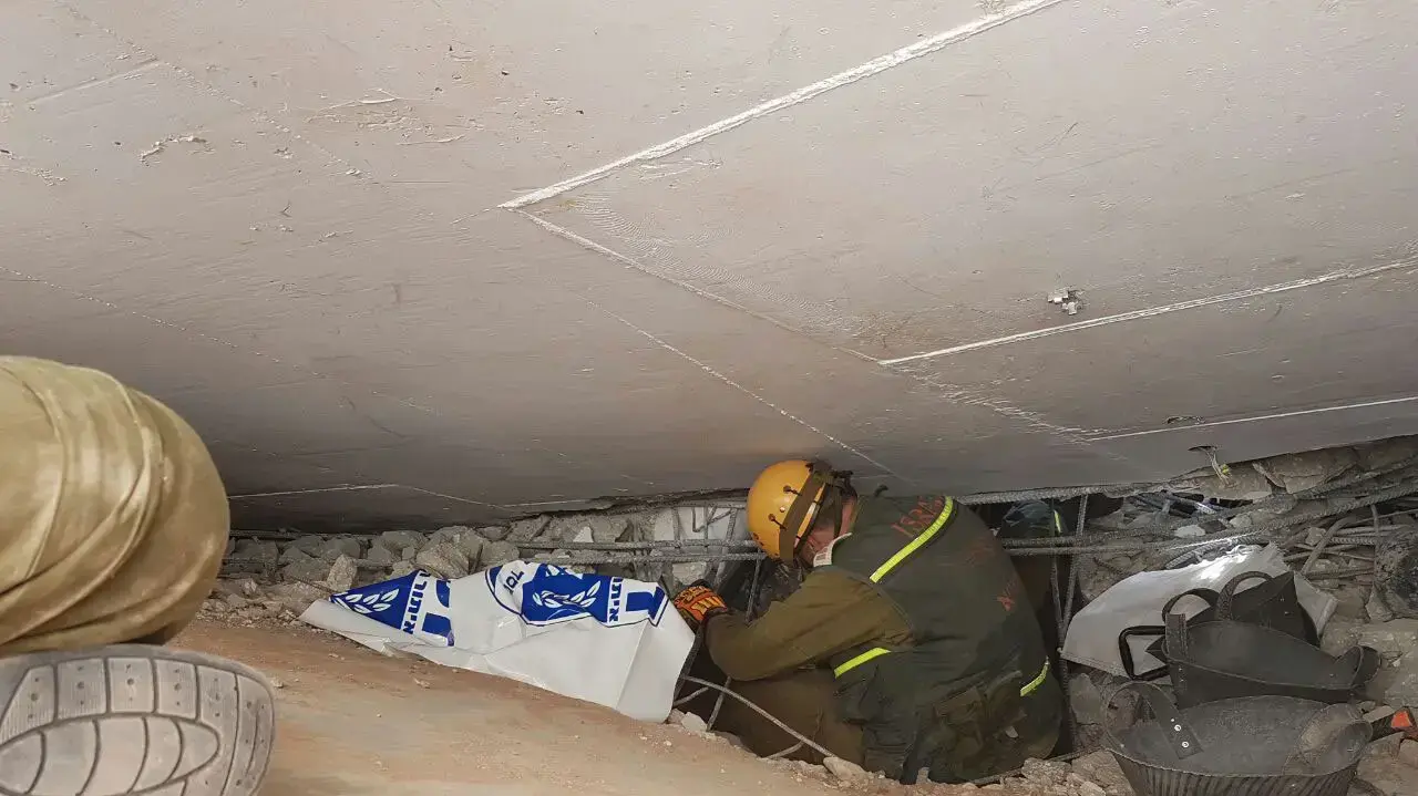 פינוי גופה מתוך הריסות קריסת החניון ברמת החייל, תל אביב. ספטמבר 2016 פינוי גופה מתוך הריסות קריסת החניון ברמת החייל, תל אביב. ספטמבר 2016