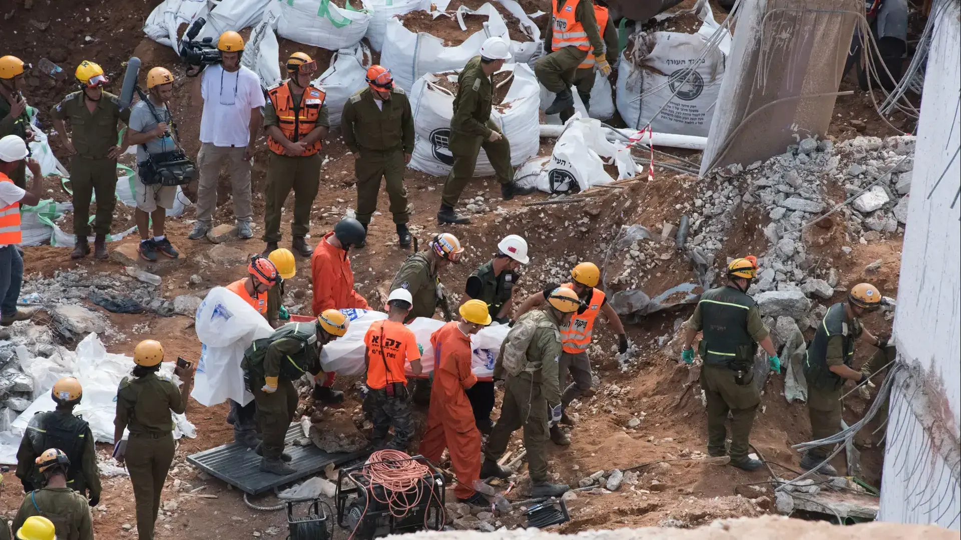 פעולות חילוץ גופה בחניון שקרס בתל אביב 06 ספטמבר 2016 פעולות חילוץ גופה בחניון שקרס בתל אביב 06 ספטמבר 2016