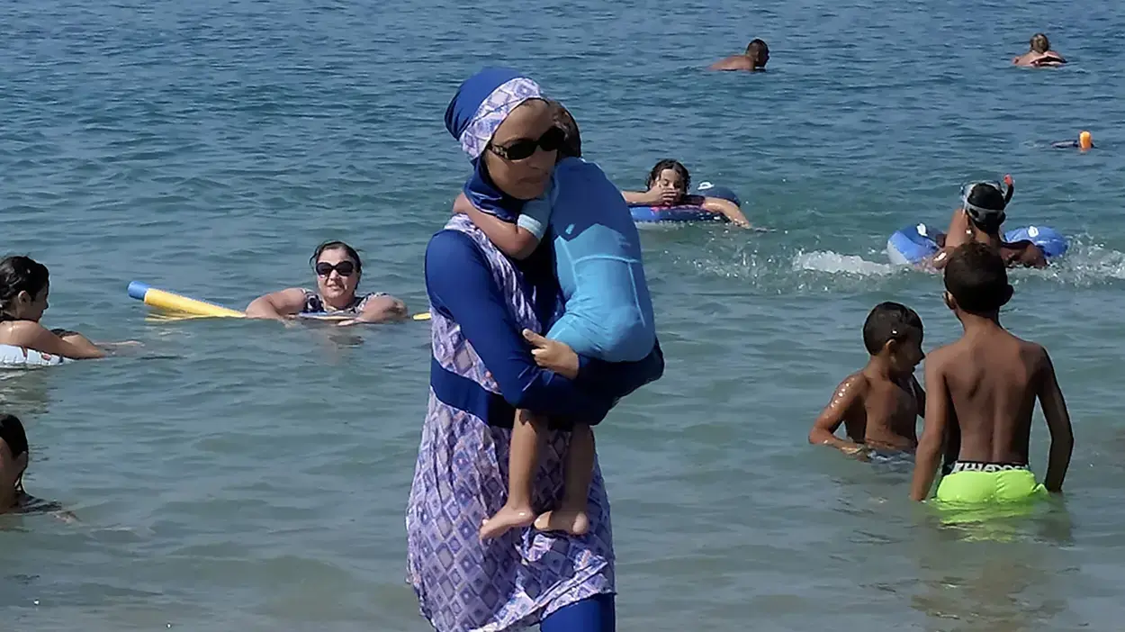 אישה מוסלמית לובשת בורקיני בחוף הים במרסיי, צרפת. 27 באוגוסט 2016 אישה מוסלמית לובשת בורקיני בחוף הים במרסיי, צרפת. 27 באוגוסט 2016