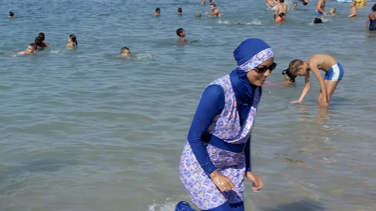 אישה מוסלמית לובשת בורקיני בחוף הים במרסיי, צרפת. 27 באוגוסט 2016
