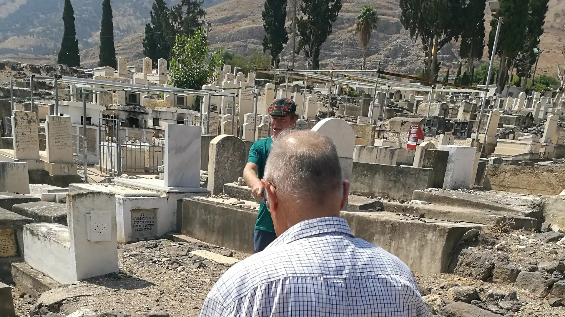 חמי גוטמן ליד קבר סבתו. חמי גוטמן ליד קבר סבתו.