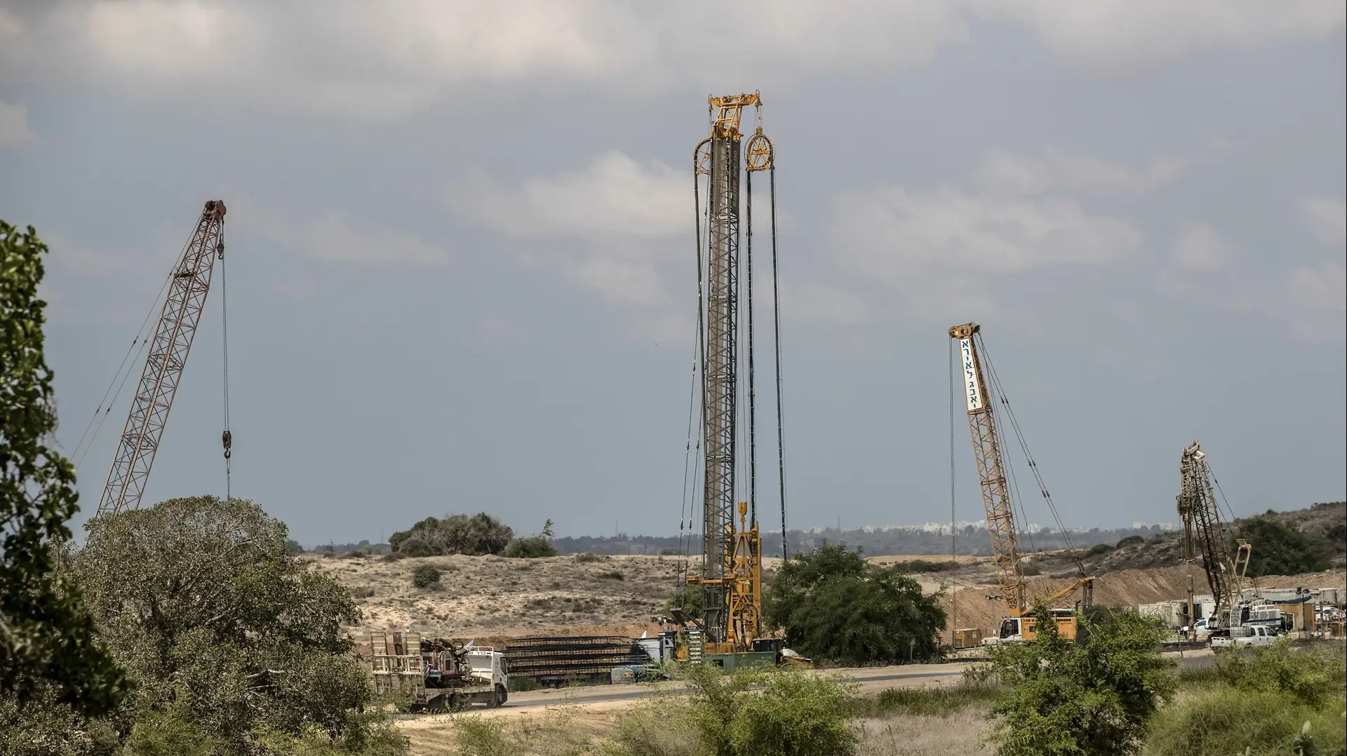ציוד כבד של כוחות הביטחון ליד גדר המערכת ברצועת עזה, 8 בספטמבר 2016 ציוד כבד של כוחות הביטחון ליד גדר המערכת ברצועת עזה, 8 בספטמבר 2016