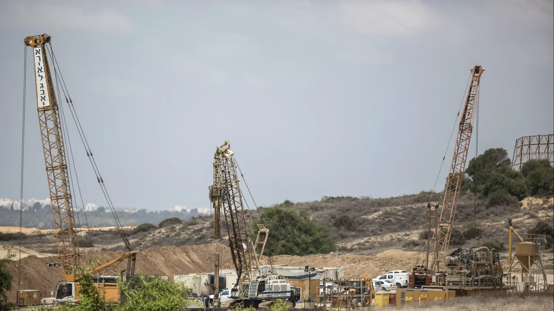ציוד כבד של כוחות הביטחון ליד גדר המערכת ברצועת עזה, 8 בספטמבר 2016 ציוד כבד של כוחות הביטחון ליד גדר המערכת ברצועת עזה, 8 בספטמבר 2016