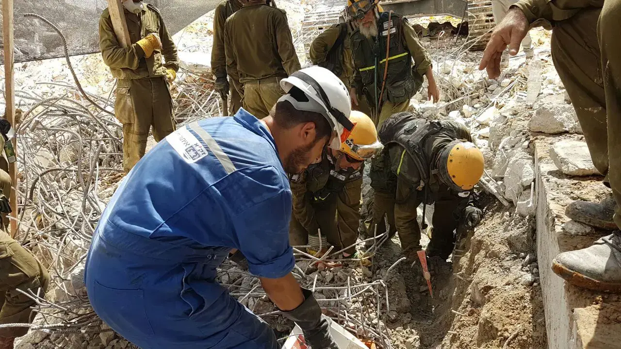 חילוץ גופה באתר קריסת החניון ברמת החייל תל אביב 09 ספטמבר 2016 חילוץ גופה באתר קריסת החניון ברמת החייל תל אביב 09 ספטמבר 2016