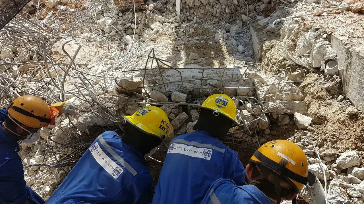 חילוץ גופה באתר קריסת החניון ברמת החייל תל אביב 09 ספטמבר 2016 חילוץ גופה באתר קריסת החניון ברמת החייל תל אביב 09 ספטמבר 2016