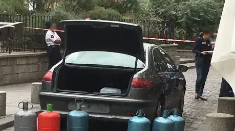 בלוני גז שנמצאו בכלי רכב בסמוך לקתדרלת נוטרדאם בפריז, צרפת, ספטמבר 2016 בלוני גז שנמצאו בכלי רכב בסמוך לקתדרלת נוטרדאם בפריז, צרפת, ספטמבר 2016