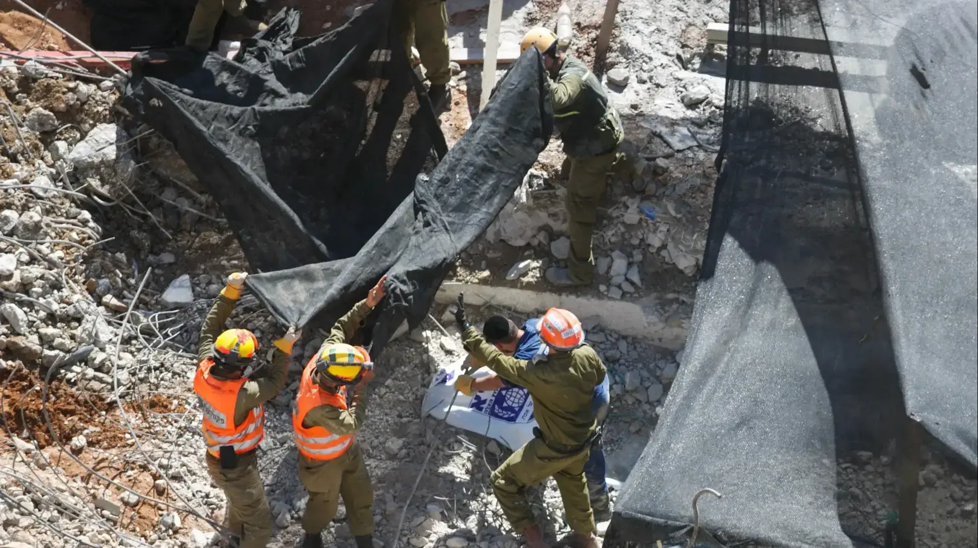 : צוותי חילוץ בקריסת החניון ברמת החייל בתל אביב 09 ספטמבר 2016 : צוותי חילוץ בקריסת החניון ברמת החייל בתל אביב 09 ספטמבר 2016