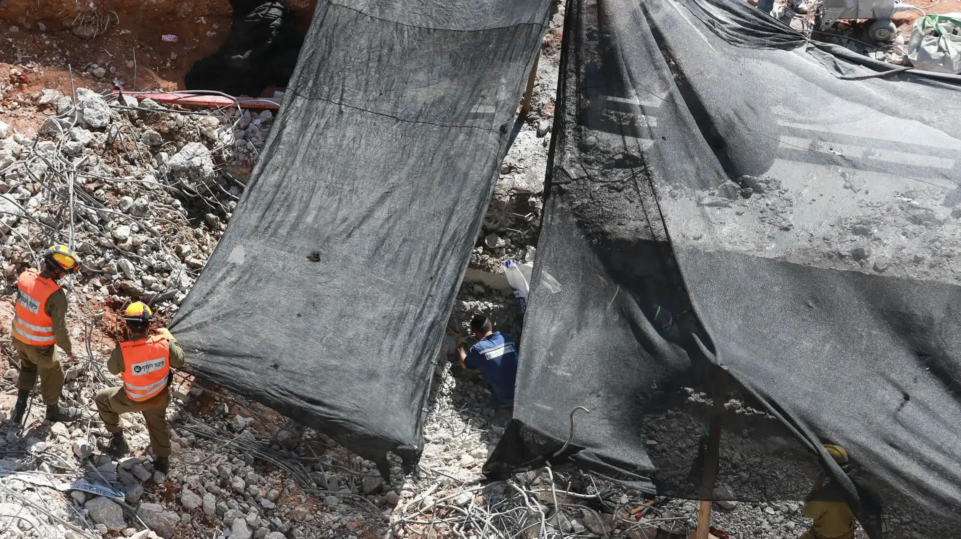 : צוותי חילוץ בקריסת החניון ברמת החייל בתל אביב 09 ספטמבר 2016 : צוותי חילוץ בקריסת החניון ברמת החייל בתל אביב 09 ספטמבר 2016