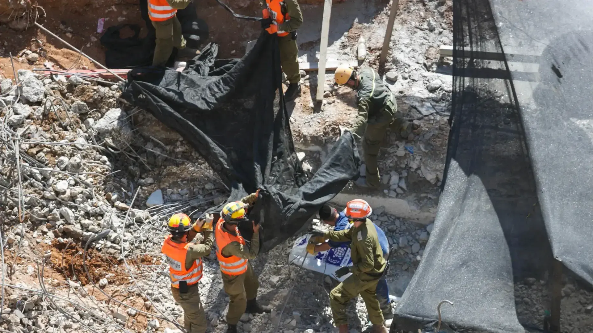 : צוותי חילוץ בקריסת החניון ברמת החייל בתל אביב 09 ספטמבר 2016