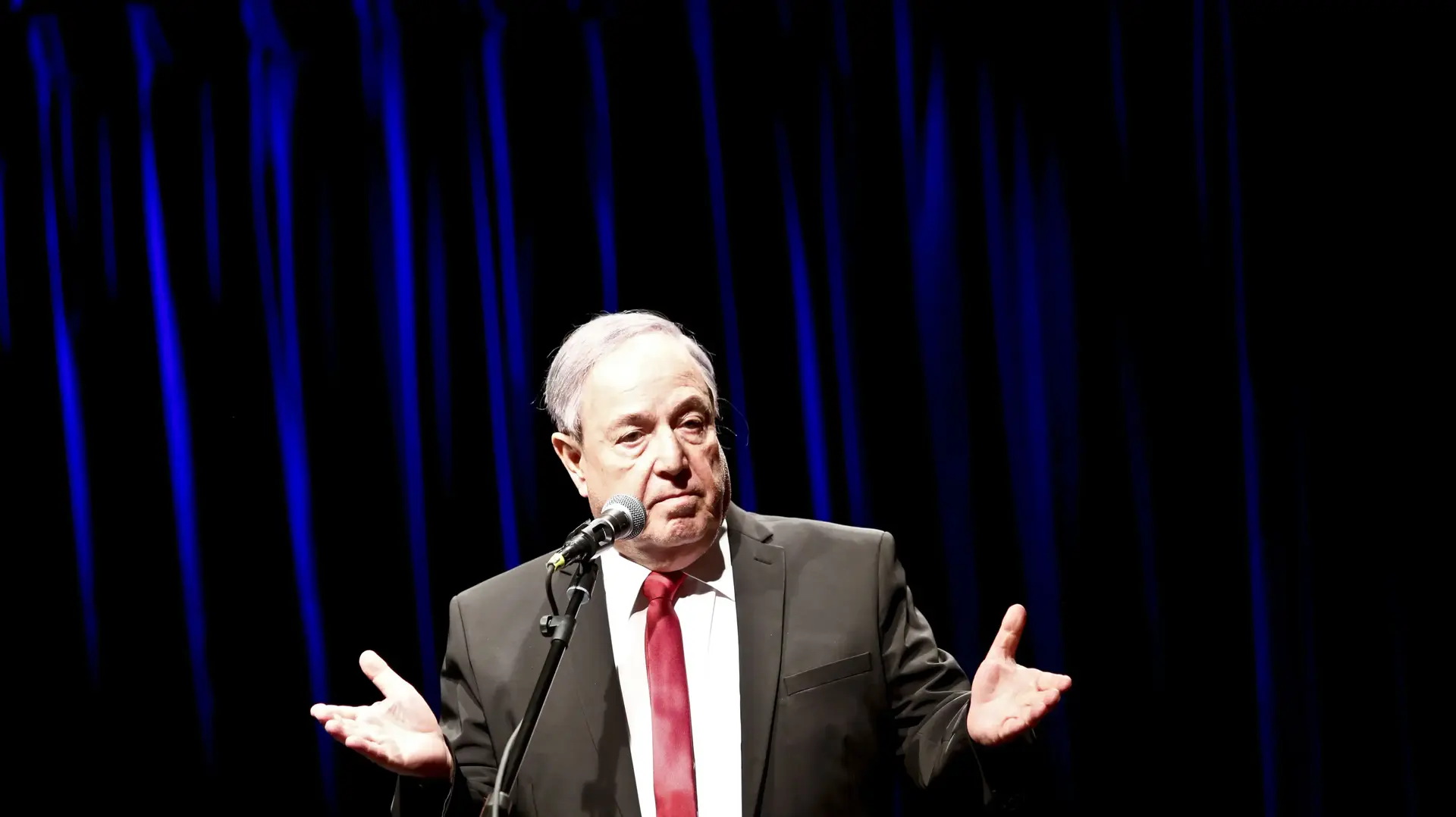 טוביה צפיר מחקה את רה"מ בנימין נתניהו בארוע מחווה למוטי קירשנבאום במלאת שנה למותו, תיאטרון צוותא 9 בספטמבר 2016 טוביה צפיר מחקה את רה"מ בנימין נתניהו בארוע מחווה למוטי קירשנבאום במלאת שנה למותו, תיאטרון צוותא 9 בספטמבר 2016