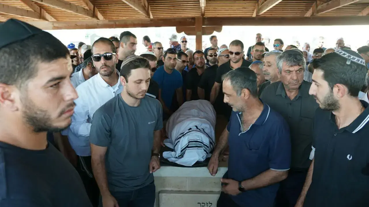 הלוויתו של רוסלן איסקוב  בית הקברות בעכו