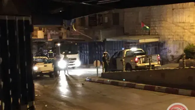התקהלות סביב חיילות ישראליות שנקלעו לטול כארם התקהלות סביב חיילות ישראליות שנקלעו לטול כארם
