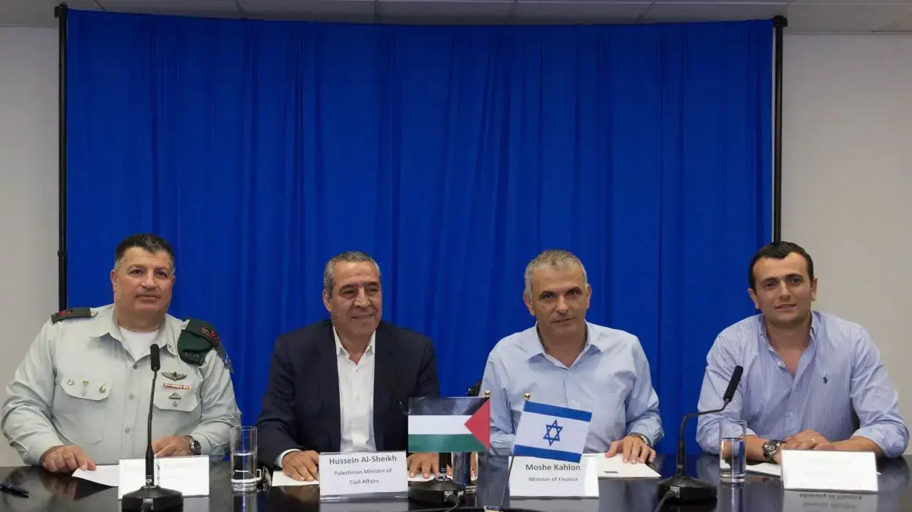 שר האוצר, מנכ"ל האוצר, מתאם פעולות הממשלה בשטחים והשר לעניינים אזרחיים ברשות הפלסטינית חותמים על מתווה עקרונות לפתרון החוב ולהסדרת משק האנרגיה של הרשות הפלסטינית. 13 בספטמבר 2016