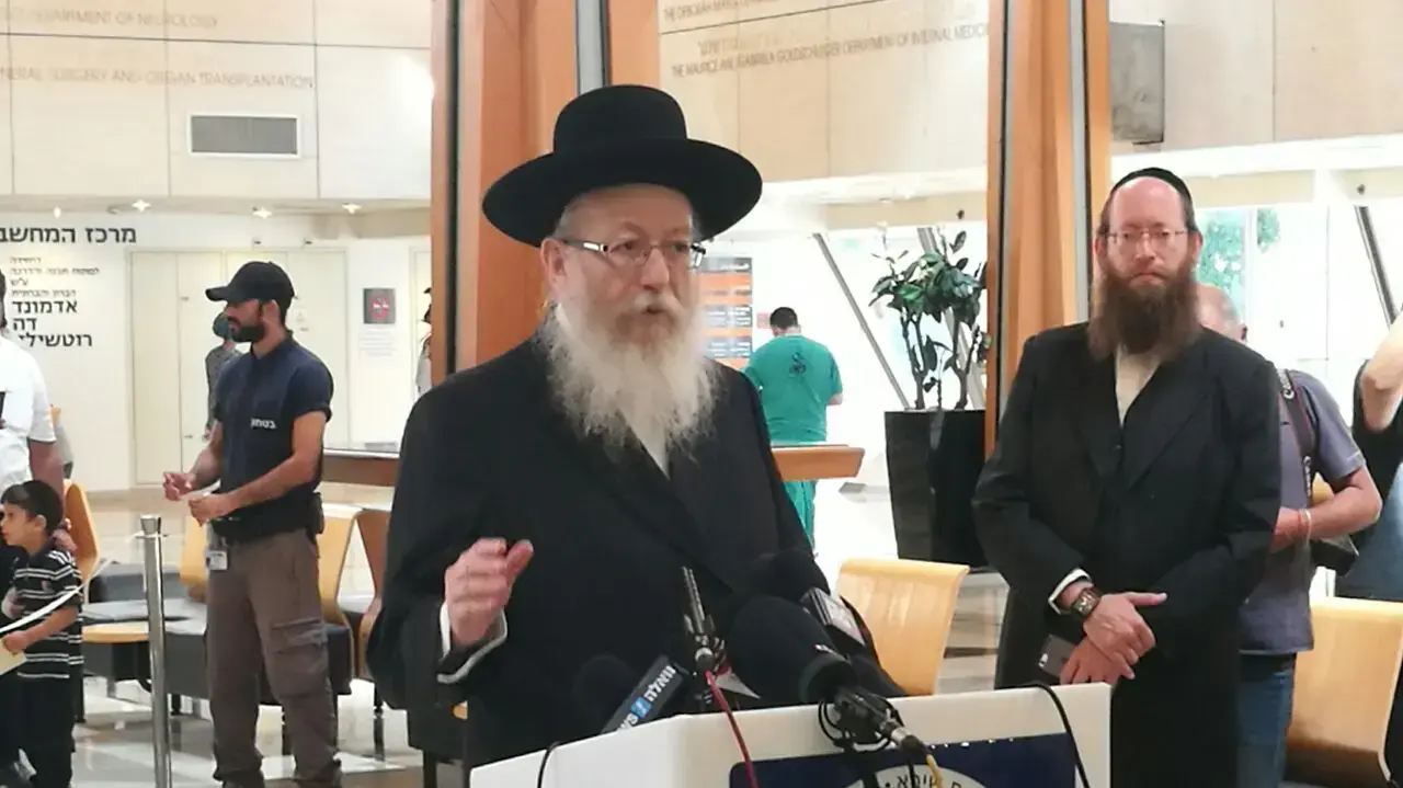 שר הבריאות יעקב ליצמן בהצהרה לגבי מצבו הבריאותי של שמעון פרס, בית החולים תל השומר. ספטמבר 2016 שר הבריאות יעקב ליצמן בהצהרה לגבי מצבו הבריאותי של שמעון פרס, בית החולים תל השומר. ספטמבר 2016