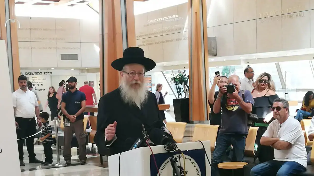 שר הבריאות יעקב ליצמן בהצהרה לגבי מצבו הבריאותי של שמעון פרס, בית החולים תל השומר. ספטמבר 2016 שר הבריאות יעקב ליצמן בהצהרה לגבי מצבו הבריאותי של שמעון פרס, בית החולים תל השומר. ספטמבר 2016