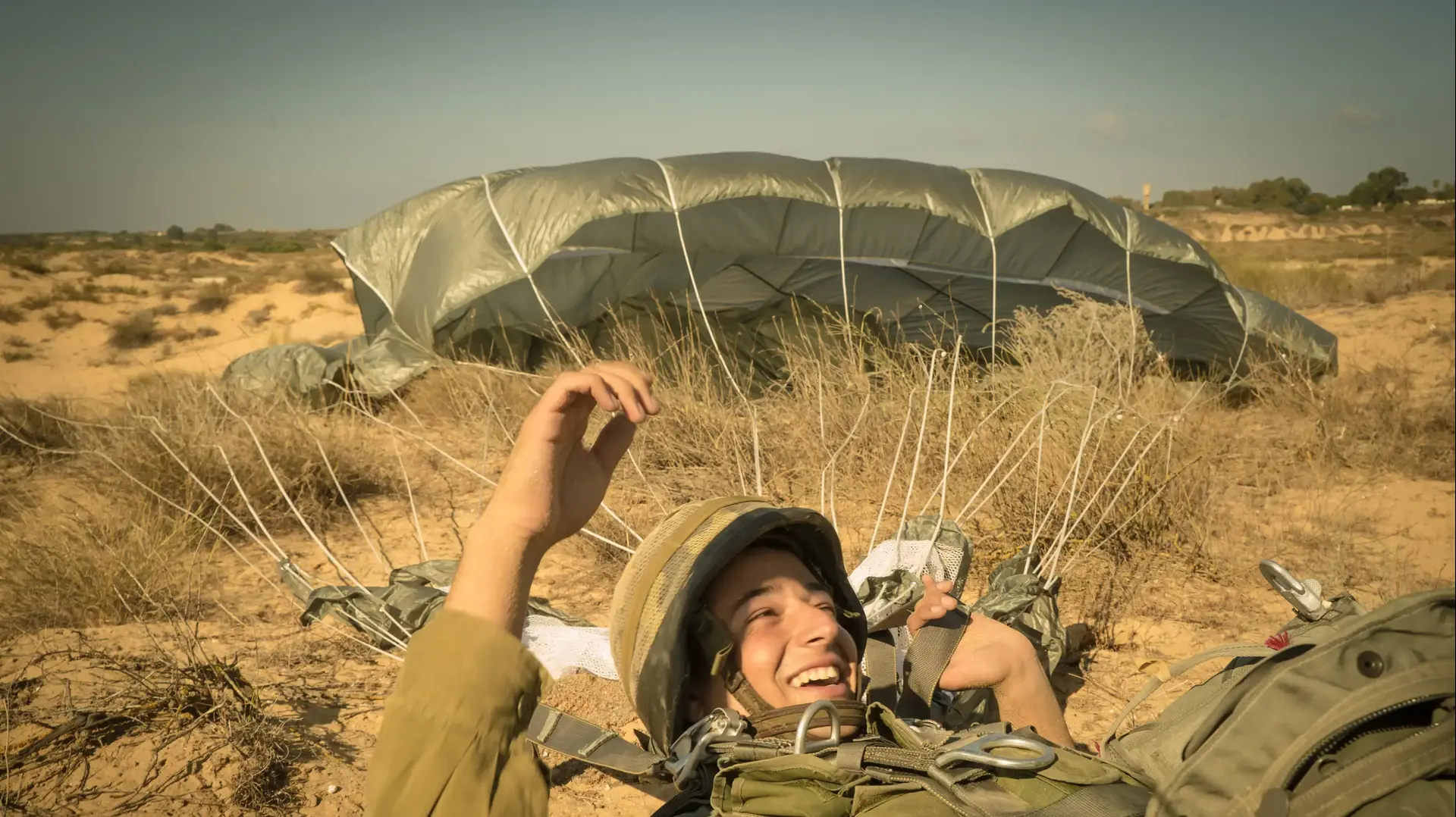 משחזור הצניחה במתלה שנערך הבוקר ע"י גדוד 890 של חטיבת הצנחנים, לציון 60 שנים למבצע קדש. משחזור הצניחה במתלה שנערך הבוקר ע"י גדוד 890 של חטיבת הצנחנים, לציון 60 שנים למבצע קדש.