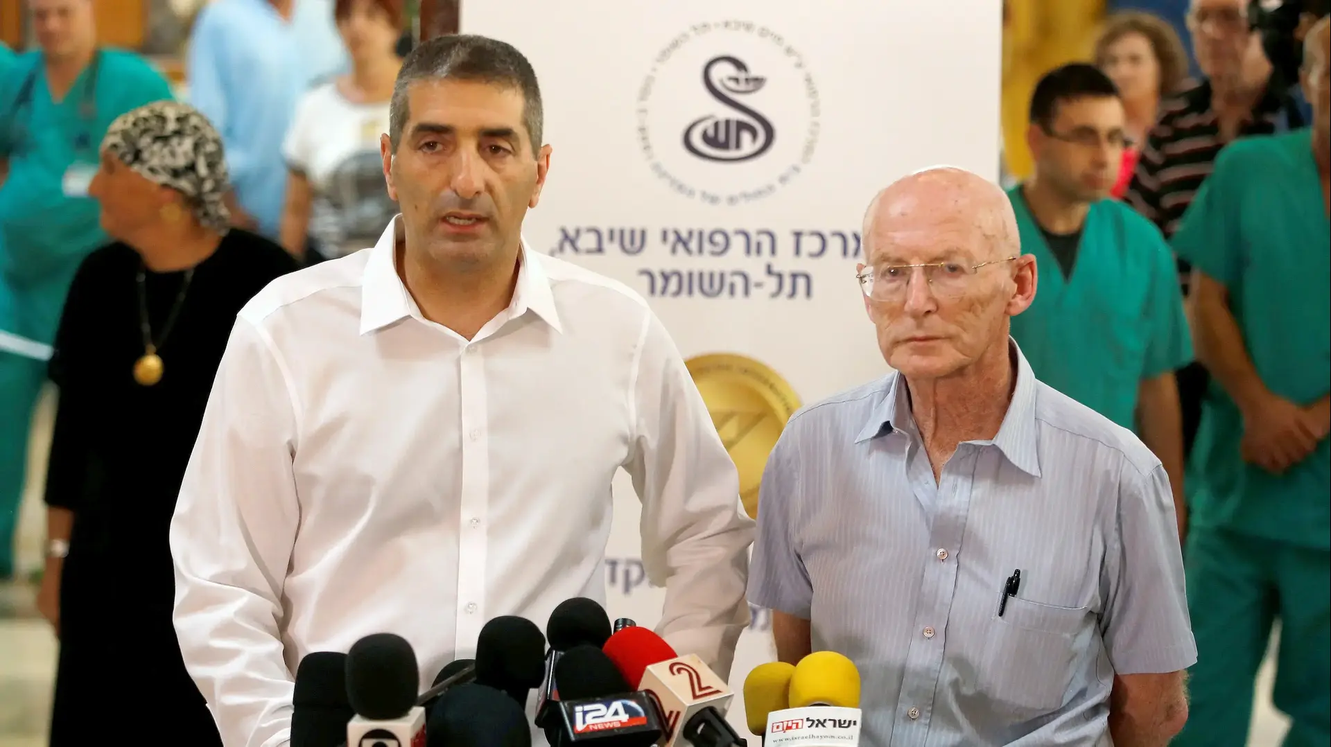 מנהל בית החולים שיבא בתל השומר פרופ' יצחק קרייס ופרופ' רפי ולדן, רופאו האישי וחתנו של הנשיא לשעבר, במסיבת עיתונאים, 14 בספטמבר 2016