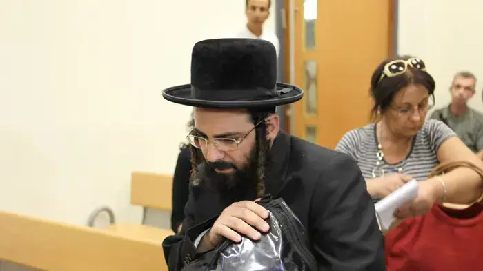 יעקב ישורון, נהג המיניבוס שגרם לתאונת הרכבת סמוך לקרית גת בה נהרגו 7 בני אדם, נובמבר 2010 יעקב ישורון, נהג המיניבוס שגרם לתאונת הרכבת סמוך לקרית גת בה נהרגו 7 בני אדם, נובמבר 2010