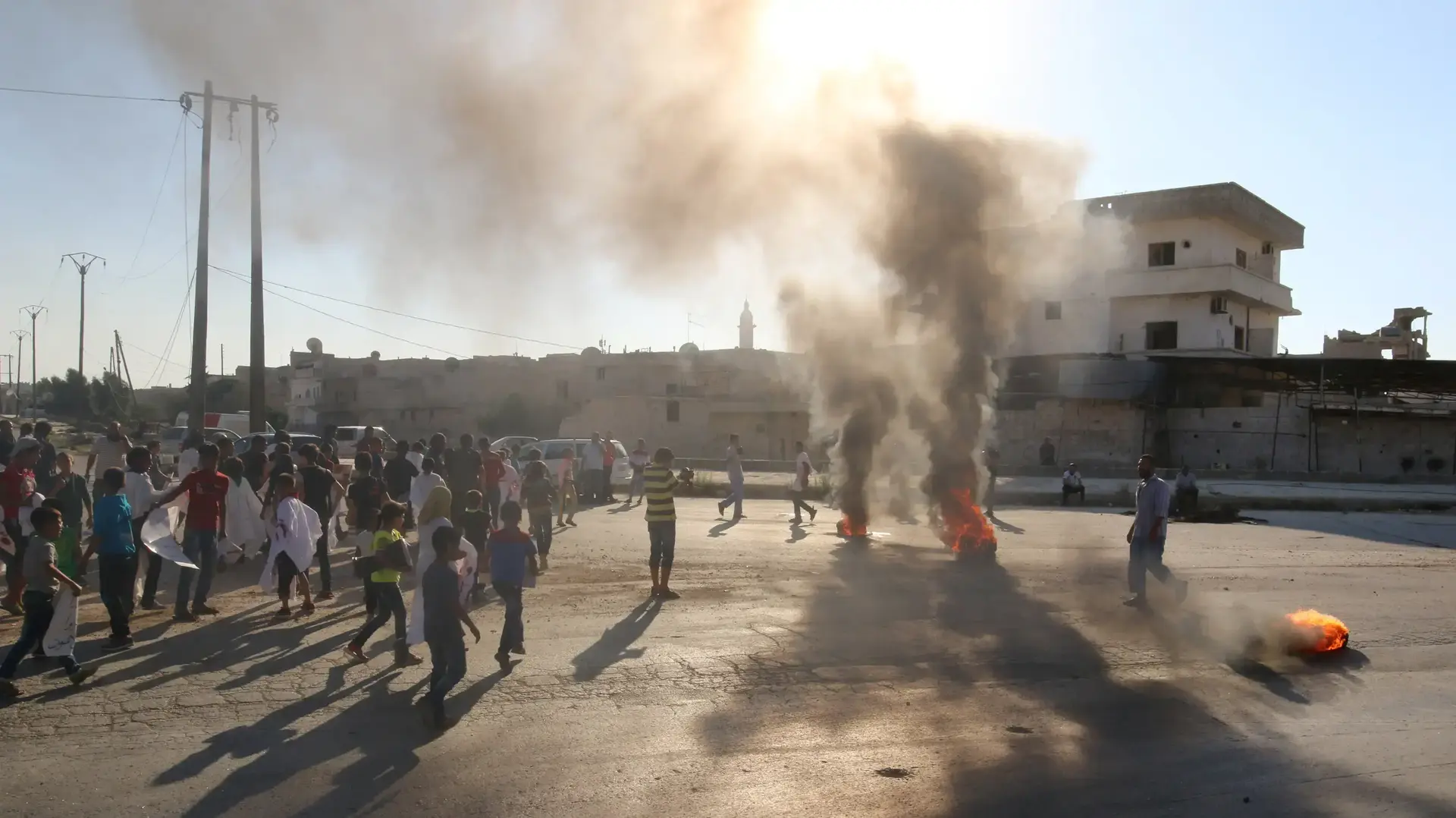 אזרחים מפגינים בחאלב נגד משטר בשאר אסד בדרישה לאפשר כניסת סיוע לעיר, חאלב, סוריה, 16 בספטמבר 2016 אזרחים מפגינים בחאלב נגד משטר בשאר אסד בדרישה לאפשר כניסת סיוע לעיר, חאלב, סוריה, 16 בספטמבר 2016