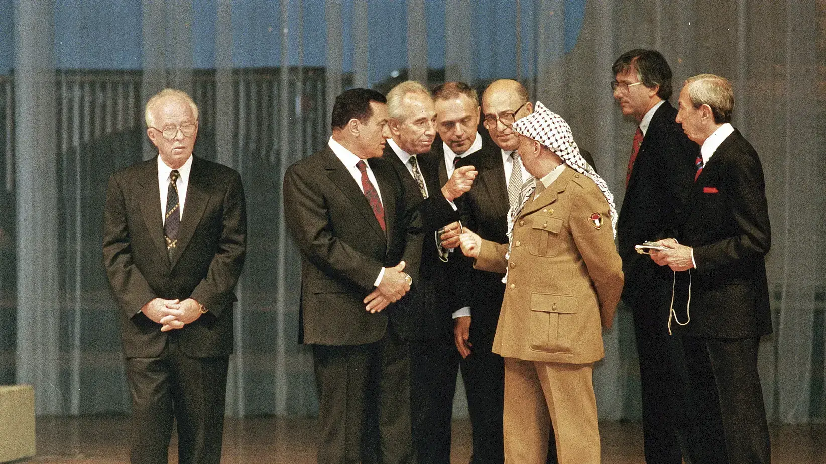 וורן כריסטופר, רייס, יאסר ערפאת, נבלי שעת, שמעון פרס, חוסני מובארכ ויצחק רבין לפני חתימה על הסכם קהיר, 4 במאי 1994 וורן כריסטופר, רייס, יאסר ערפאת, נבלי שעת, שמעון פרס, חוסני מובארכ ויצחק רבין לפני חתימה על הסכם קהיר, 4 במאי 1994