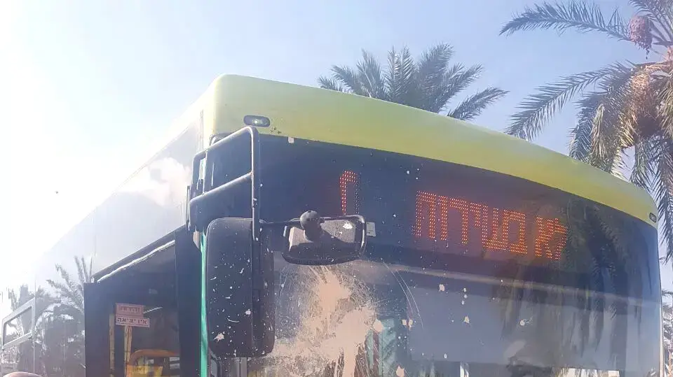 אוטובוס שנרגם באבנים ובבקבוק צבע ליד מעל אדומים, ספטמבר 2016 אוטובוס שנרגם באבנים ובבקבוק צבע ליד מעל אדומים, ספטמבר 2016