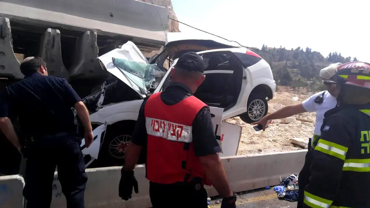 התהפכות רכב בכביש 1 סמוך למחלף חמד שבאזור ירושלים. 17 בספטמבר 2016 התהפכות רכב בכביש 1 סמוך למחלף חמד שבאזור ירושלים. 17 בספטמבר 2016