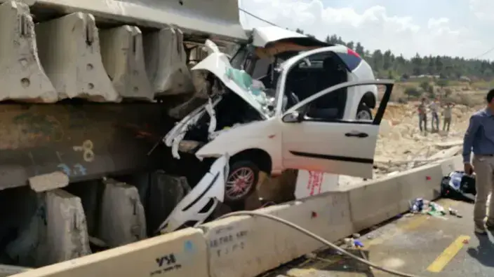 התהפכות רכב בכביש 1 סמוך למחלף חמד שבאזור ירושלים. 17 בספטמבר 2016 התהפכות רכב בכביש 1 סמוך למחלף חמד שבאזור ירושלים. 17 בספטמבר 2016