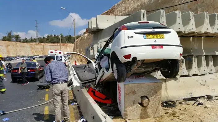 התהפכות רכב בכביש 1 סמוך למחלף חמד שבאזור ירושלים. 17 בספטמבר 2016 התהפכות רכב בכביש 1 סמוך למחלף חמד שבאזור ירושלים. 17 בספטמבר 2016