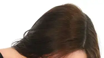 ילדה עם תחבושת על היד