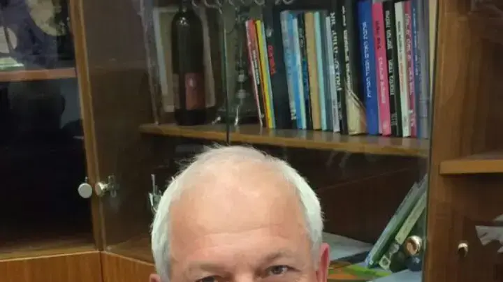 ראש הממשלה בנימין נתניהו ביקש משר העבודה והרווחה חיים כץ להחליף חולצה לפני שייכנס לישיבת הממשלה, 18 בספטמבר 2016 ראש הממשלה בנימין נתניהו ביקש משר העבודה והרווחה חיים כץ להחליף חולצה לפני שייכנס לישיבת הממשלה, 18 בספטמבר 2016