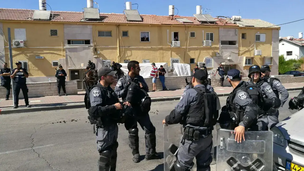 הפגנת נטורי קרתא מול בית הרב של קרית גת, משה הבלין. ספטמבר 2016 הפגנת נטורי קרתא מול בית הרב של קרית גת, משה הבלין. ספטמבר 2016