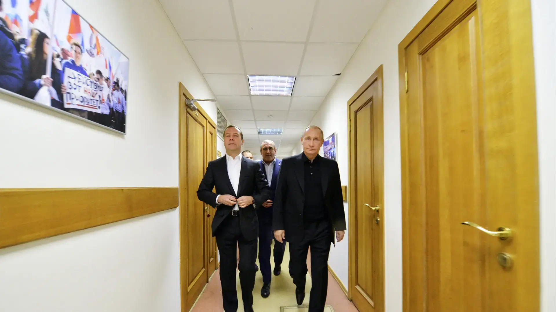 ולדימיר פוטין ודמיטרי מדבדב במטה מפלגת "רוסיה מאוחדת", מוסקבה, 18 בספטמבר 2016 ולדימיר פוטין ודמיטרי מדבדב במטה מפלגת "רוסיה מאוחדת", מוסקבה, 18 בספטמבר 2016