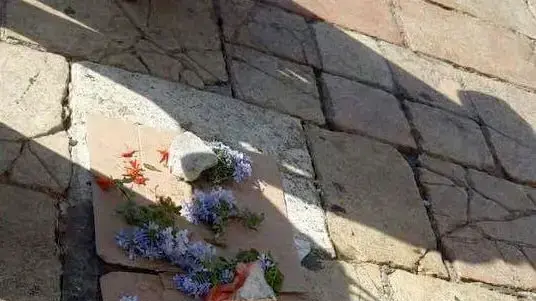 פלסטינים מניחים פרחים במקום בו נורה המחבל הירדני סעיד עמרו מפיגוע הדקירה בשער שכם פלסטינים מניחים פרחים במקום בו נורה המחבל הירדני סעיד עמרו מפיגוע הדקירה בשער שכם
