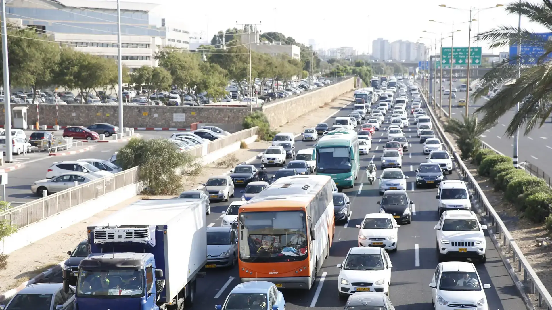 פקקים כביש החוף בגלל עבודות ברכבת פקקים כביש החוף בגלל עבודות ברכבת