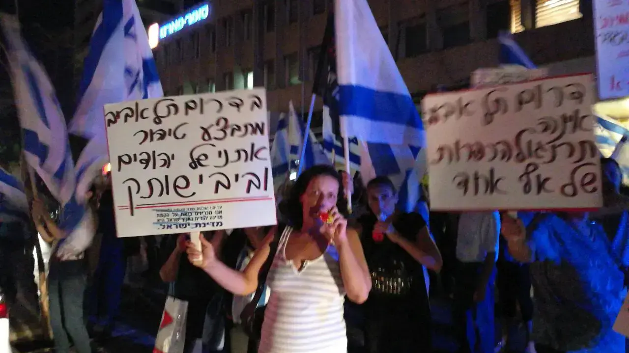 תושבי דרום תל אביב מפגינים במתחם הלונדון מיניסטור במחאה על הפקעת מוסדות החינוך בדרום העיר לטובת ילדי המסתננים תושבי דרום תל אביב מפגינים במתחם הלונדון מיניסטור במחאה על הפקעת מוסדות החינוך בדרום העיר לטובת ילדי המסתננים