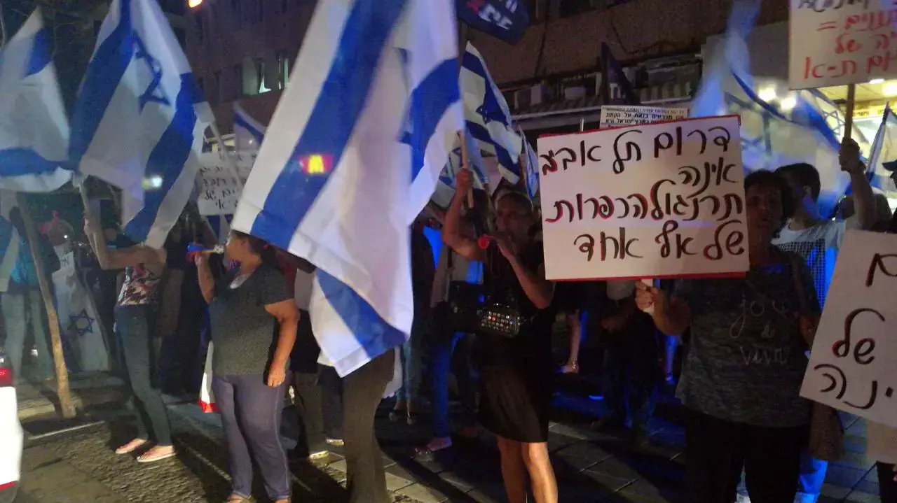 תושבי דרום תל אביב מפגינים במתחם הלונדון מיניסטור במחאה על הפקעת מוסדות החינוך בדרום העיר לטובת ילדי המסתננים תושבי דרום תל אביב מפגינים במתחם הלונדון מיניסטור במחאה על הפקעת מוסדות החינוך בדרום העיר לטובת ילדי המסתננים