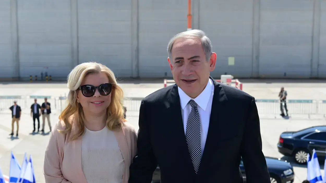 ראש הממשלה בנימין נתניהו ורעייתו גב' שרה נתניהו בשדה התעופה בן גוריון לפני יציאתם לביקור בארצות הברית ראש הממשלה בנימין נתניהו ורעייתו גב' שרה נתניהו בשדה התעופה בן גוריון לפני יציאתם לביקור בארצות הברית