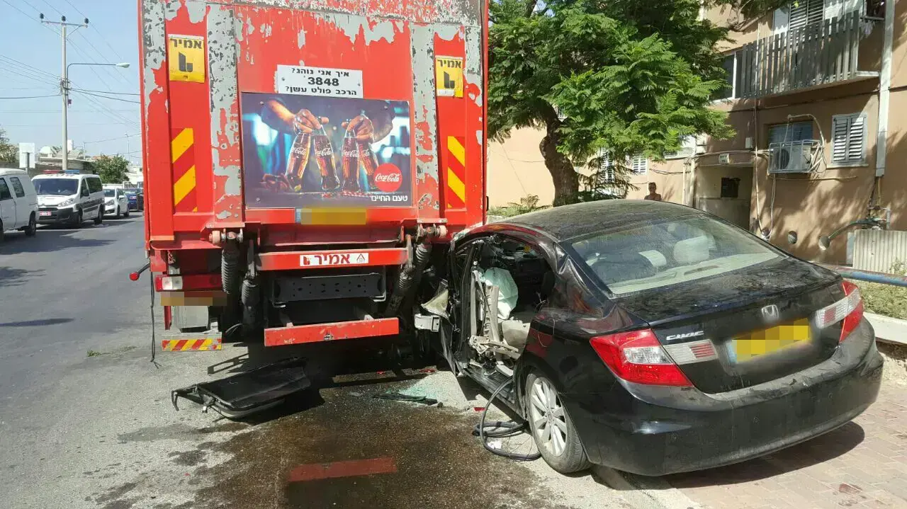 תאונת דרכים בין משאית וכלי רכב פרטי ברחוב רזיאל באשקלון. 21 בספטמבר 2016 תאונת דרכים בין משאית וכלי רכב פרטי ברחוב רזיאל באשקלון. 21 בספטמבר 2016